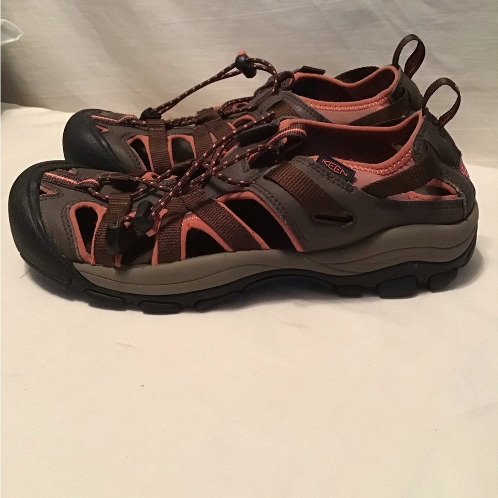 Keens women’s hiking/walking sandal.EUC